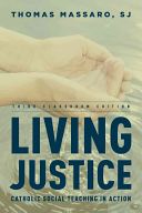Living Justice - Catholic Social Teaching in Action (Massaro Thomas S. J.)(Paperback)