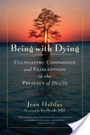 Being with Dying - Cultivating Compassion and Fearlessness in the Presence of Death (Halifax Joan)(Paperback)
