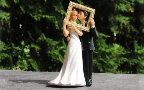 Nevěsta s ženichem s rámečkem - svatební figurky na dort