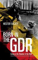 Born in the GDR - Living in the Shadow of the Wall (Vaizey Hester (University Lecturer in Modern German History and Fellow of Clare College University of Cambridge))(Paperback)