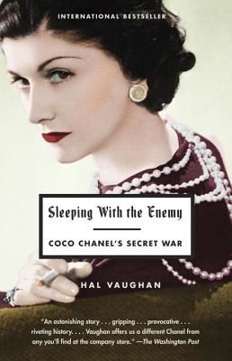 Sleeping with the Enemy: Coco Chanel's Secret War (Vaughan Hal)(Paperback)