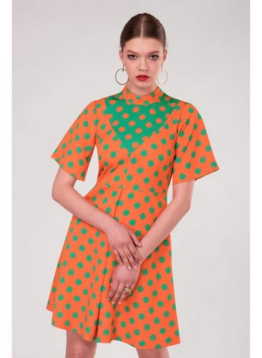 Puntikaté šaty v oranžové barvě