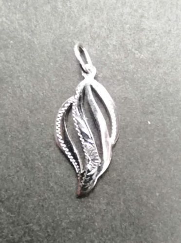 Abstraktní kapkoid - přívěsek ze stříbra zdobený mikrosettingem