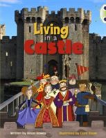 BC NF Turquoise B/1A Living in a Castle (Hawes Alison)(Paperback / softback)