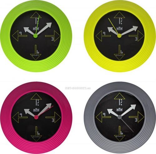 Nástěnné hodiny s dětským motivem zasazené do barevného rámu..01510 E01.2690.72 Fotbal
