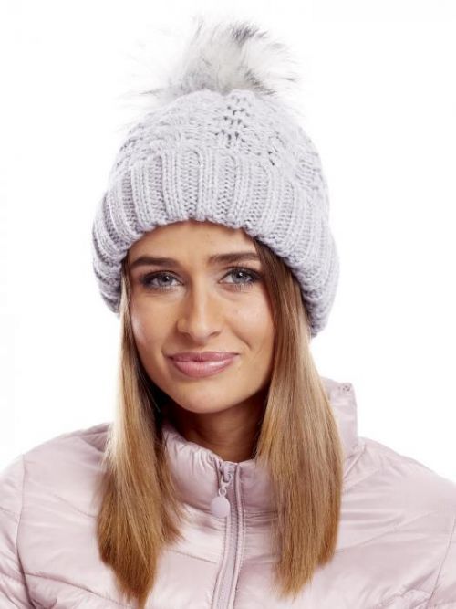 SVĚTLE-ŠEDÁ DÁMSKÁ ČEPICE SE STŘAPCEM AT-CZ-1716501.36-LIGHT GRAY Velikost: univerzální