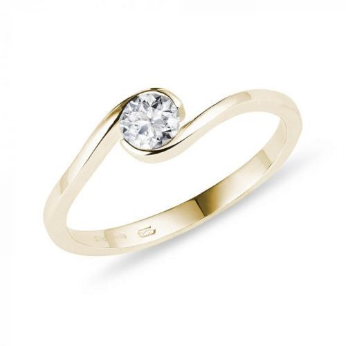 Asymetrický prsten ve žlutém zlatě s briliantem KLENOTA