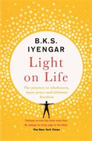 Light on Life - The Yoga Journey to Wholeness, Inner Peace and Ultimate Freedom (Iyengar B.K.S.)(Paperback / softback)