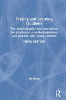 Playing and Learning Outdoors - The Practical Guide and Sourcebook for Excellence in Outdoor Provision and Practice with Young Children (White Jan (Independent Education Consultant Sheffield UK))(Paperback / softback)