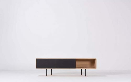Černý TV stolek z dubového dřeva Gazzda Nero, šířka 160 cm