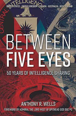 Between Five Eyes - 50 Years of Intelligence Sharing (Wells Anthony R)(Pevná vazba)