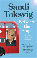 Between the Stops - The View of My Life from the Top of the Number 12 Bus: the long-awaited memoir from the star of QI and The Great British Bake Off (Toksvig Sandi)(Paperback / softback)