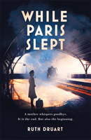 While Paris Slept: The beautiful, heartrending story of a mother in wartime Paris (Druart Ruth)(Pevná vazba)
