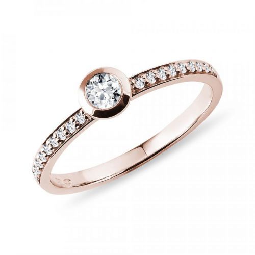 Bezel zásnubní prsten s diamanty v růžovém zlatě KLENOTA
