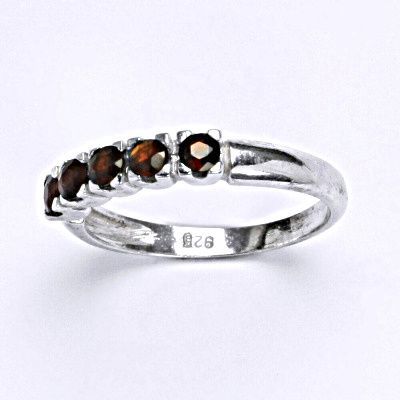 ČIŠTÍN s.r.o Stříbrný prsten s přírodními granáty T 1392 6247