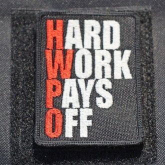 Workout Nášivka Hard work pays off HWPO červená - střední WOR212