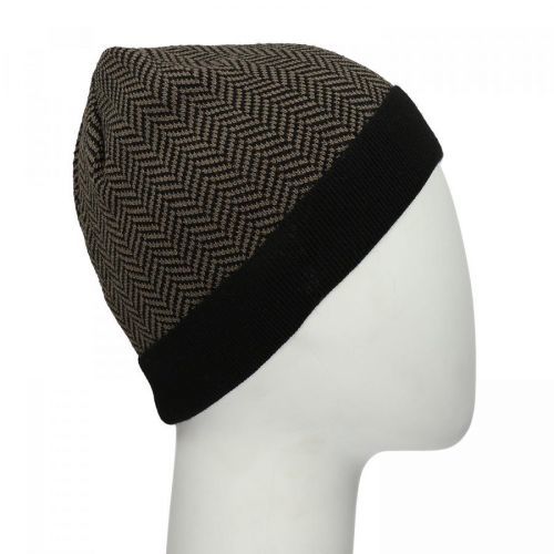 Hnědočerná čepice s výrazným vzorem